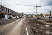 Beim Aushub für den Bau des Stadions Kleinfeld in Kriens stiess man auf eine Schadstoff-Deponie. Deshalb verzögert sich die Eröffnung um mehrere Wochen. (Bild: Manuela Jans-Koch, 5. Juli 2018)
