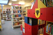 Die Kantonsbibliothek Uri ist bei den Urnern beliebt. Den Grossteil der Ausleihen machen mit knapp 130'000 Stück noch immer die Bücher aus. (Bild: Carmen Epp, Altdorf, 11. Juli 2017)