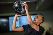 Basketballer und Weltenbummler: Ismail Osman, Redaktor und stellvertretender Leiter der Zentralschweiz am Sonntag, regional. (Bild: Dominik Wunderli, Luzern, 29. Juni 2018)