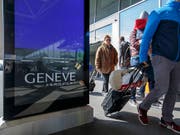 Computer und Flüssigkeiten dürfen im Handgepäck bleiben: Am Flughafen Genf ist ein weltweit neuartiger Gepäckscanner in Betrieb genommen worden. (Bild: KEYSTONE/SALVATORE DI NOLFI)