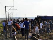 Überlebende des Zugunglücks im westtürkischen Tekirdag warten auf ärztliche Betreuung. (Bild: KEYSTONE/EPA DEPO PHOTOS/MEHMET YIRUN)