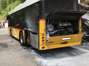 Das brandgeschwärzte Postauto nach dem Ende der Löscharbeiten. (Bild: Kantonspolizei Graubünden)