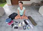 Die digitale Nomadin mit dem Inhalt ihres Rucksacks.