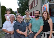 Drei Generationen der Familie Schmid feiern am Brunnenfest: Viona, André, Karin, Thierry, Marcel Schmid und seine Partnerin Fabienne Villars. (Bild: Christoph Heer)