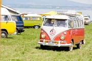 Auf der Wiese oberhalb Güttingens reihten sich alte VW-Busse und VW-Käfer aneinander. (Bild: Donato Caspari)