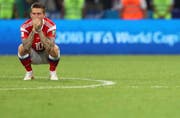 Er vergab im Penaltyschiessen als erster: Fedor Smolov weint über dass russische WM-Aus. (Bild: Friedmann Vogel/EPA)