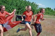 Sanna Hotz, Mirjam Würsten und Alina Niggli schafften es an der Junioren-EM in Bulgarien zuoberst aufs Podest. (Bild: PD)