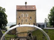 Arbeiter errichten ein transparentes Dach über der Bühne des Opernfestivals Avenches. Das erwies sich als unnötig: Der Regen verschonte heuer alle vier Vorstellungen. Für eine ausgeglichene Bilanz reichte es dennoch nicht ganz. (Bild: Keystone/JEAN-CHRISTOPHE BOTT)