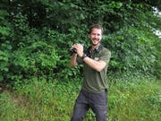 Wildhüter Matthias Müller bei der Wildbeobachtung. (Bild: Richard Clavadetscher)