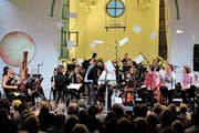 Das Publikum wird in der alten Kirche bestens unterhalten. (Bild: PD)