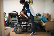 Eine Spitex-Mitarbeiterin im Einsatz: Für die Pflege daheim sollen Krankenkassen weniger bezahlen. (KEYSTONE/Gaetan Bally)