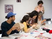 Beim Kulturfestival Belluard Bollwerk International in Freiburg konnte man dieses Jahr vermehrt selbst Hand anlegen: In der «Abendschule Import» (Bild) konnte man(n) beispielsweise die hohe Kunst der afghanischen Stickerei erlernen. (Bild: Pressebild Pierre-Yves Massot)