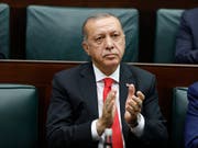 Es wird vermutet, dass der türkische Präsident Recep Tayyip Erdogan den Ausnahmezustand am Montag aufheben könnte. Per Dekret wurden zuvor noch mehr als 18'600 Staatsangestellte entlassen. (Bild: KEYSTONE/AP/BURHAN OZBILICI)