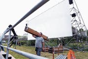 An der Seepromenade befindet sich während mehr als eines Monats die grösste Kinoleinwand im Kanton. (Bild: Werner Schelbert (Zug, 5. Juli 2018))