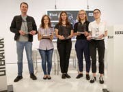 PreisträgerInnen des Bachmann-Wettbewerbs: v.r. die Rorschacherin Anna Stern (3sat-Preis), die Österreicherin Raphaela Edelbauer (Publikumspreis), die Ukrainerin Tanja Maljartschuk (Bachmann-Preis), die Türkin Özlem Özgül Dündar (Kelag-Preis) und der Deutsche Bov Bjerg (Deutschlandfunk-Preis). (Bild: Keystone/APA/GERT EGGENBERGER)