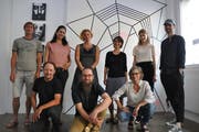 Stellen im «Zwischenraum» künstlerische Arbeiten aus: Joerg Hubmann, Astrid Bohren, Corinne Mettler, Andrea Flammer, Laurence Koller, Dino Radončić (hintere Reihe von links) sowie Reto Bühler, Urs Sohmer und Daniela Eigenmann (vorne von links). (Bild: Kathrin Meier-Gross)