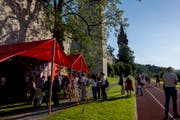 Sommerliche Festivalstimmung vor dem Fahrieté. (Bild: Micha Eicher/ scharfsinn.ch)