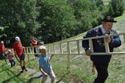 Gross und klein helfen Tourismuspräsident Ruedi Bissig, die Rekordleiter zu transportieren. (Bild: Georg Epp (Isenthal, 8. Juli 2018))