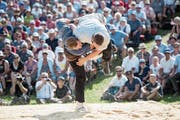 Joel Wicki (links) bei seinem Schlussgang-Sieg gegen Armon Orlik. (Bild: Urs Flüeler/Keystone (Rigi, 8. Juli 2018))