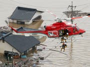 Schwere Überschwemmungen im Süden Japans: Rettungsteams bringen Einwohner per Helikopter in Sicherheit. (Bild: KEYSTONE/AP Kyodo News/SHOHEI MIYANO)
