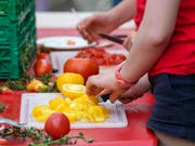 Auf dem ganzen Festgelände standen Tomaten in allen Variationen zum Probieren bereit. (Bild: KEYSTONE/MARTIAL TREZZINI)