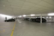 Die Parkgarage unter dem Athletik-Zentrum. (Bild: Hanspeter Schiess - 5. Januar 2017)