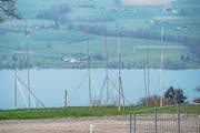 Das Baugespann auf der Parzelle Fluck auf Sempacher Boden. (Bild: Boris Bürgisser, 12. April 2018)