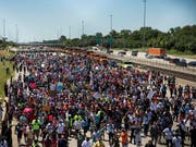 Tausende protestierten bei Chicago auf einer Autobahn gegen die grassierende Waffengewalt. (Bild: KEYSTONE/AP Chicago Sun-Times/ASHLEE REZIN)