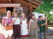 Die Theaterladies Helen Sennhauser, Margrit Stadler, Margrit Meile, Marlene Silvestri und Esther Burkhalter im Jahre 2009 bei ihrem Auftritt mit «Damebsuech uf dä Meiersalp» am Originalschauplatz (von links). (Bild: PD)