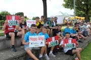 Die Wigoltinger Fans fiebern mit ihrer Mannschaft mit. (Bild: Manuela Olgiati)