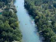In Bern suchen Einsatzkräfte seit Samstagabend einen vermissten Aareschwimmer. (Bild: KEYSTONE/LUKAS LEHMANN)