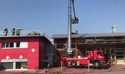 Die Feuerwehr musste den Zugang zur Schreinerei über das Dach sicherstellen. (Bild: Tele1 Screenshot)