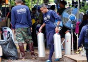 Letzte Vorbereitungen für die Rettungsaktion. (Bild: Keystone)