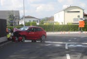 Das Auto kollidierte mit der Schallschutzmauer. (Bild: Schwyzer Polizei)