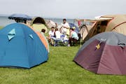 Der Campingplatz liegt direkt am Wasser neben dem Strandbad. (Bild: Max Eichenberger)