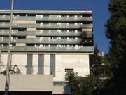 Das Mehrfamilienhaus an der Gerliswilstrasse 68, wo ein Balkon brannte (rechts zu sehen). (Bild: Feuerwehr Emmen)