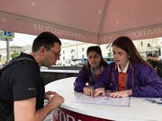Daria Boltenkowa und Anna Filina (rechts) helfen einem WM-Besucher weiter. (Bild: Raphael Gutzwiller)
