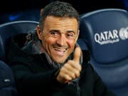 Daumen hoch: Luis Enrique führt in den nächsten zwei Jahren Spaniens Nationalmannschaft (Bild: KEYSTONE/EPA EFE/ALEJANDRO GARCIA)