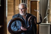 Der Musiker Michel Godard mit einem Serpent. (Bild: Michel Canonica)