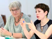 Die Nationalrätinnen Lisa Mazzone (rechts) und Rosmarie Quadranti warnen vor schwerwiegenden Folgen für Wirtschaft, Gesellschaft und die Zivildienstleistenden, sollte das Zivildienstgesetz verschärft werden. Deshalb drohen sie mit dem Referendum. (Bild: KEYSTONE/ANTHONY ANEX)