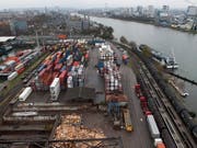 Mit Unterstützung des Bundes wird in Basel ein neues Container-Terminal gebaut. (Bild: KEYSTONE/GEORGIOS KEFALAS)