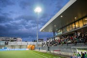 Wer auf der Haupttribüne Platz nehmen will, bezahlt in der neuen Saison fünf Franken mehr pro Spiel. (Bild: Urs Bucher)