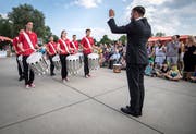 Viele Zuschauer verfolgen die Show der Tambouren Kreuzlingen. (Bild: Donato Caspari)