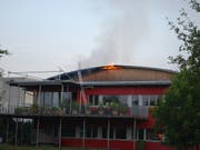 Fahrlässige Monteure einer Photovoltaikanlagen sind schuld am Brand einer Schreinerei in Büron LU. (Bild: Luzerner Polizei)
