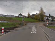 Beim Bahnübergang in Wilen stürzte ein Velofahrer auf die Gleise - kurz bevor der Zug kam. (Bild: googlemaps)