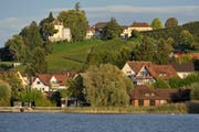 Auf dem Arenenberg (oben) befindet sich ein kleines Dorf mit einem einzigen Besitzer, dem Kanton. (Bild: Reto Martin)