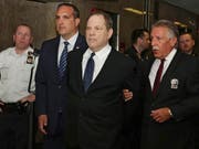 Weinstein wurde am Montag in Handschellen in den Gerichtssaal geführt. (Bild: KEYSTONE/AP/RICHARD DREW)