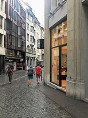 Die Navyboot-Filiale an der Neugasse 49 schliesst im Herbst. Danach zügelt auch das 75 Meter entfernte Schuhhaus Walder. (Bild: Luca Ghiselli)