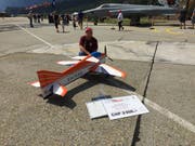 Sandro Matti mit seinem Modellflugzeug auf dem Militärflugplatz Meiringen (Bild: PD)