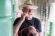 Der Regisseur als Brandstifter: Leopold Huber spielt mit einer Zündschnur inmitten der Benzinfässer auf der Seebühne. (Bild: Martin Preisser)